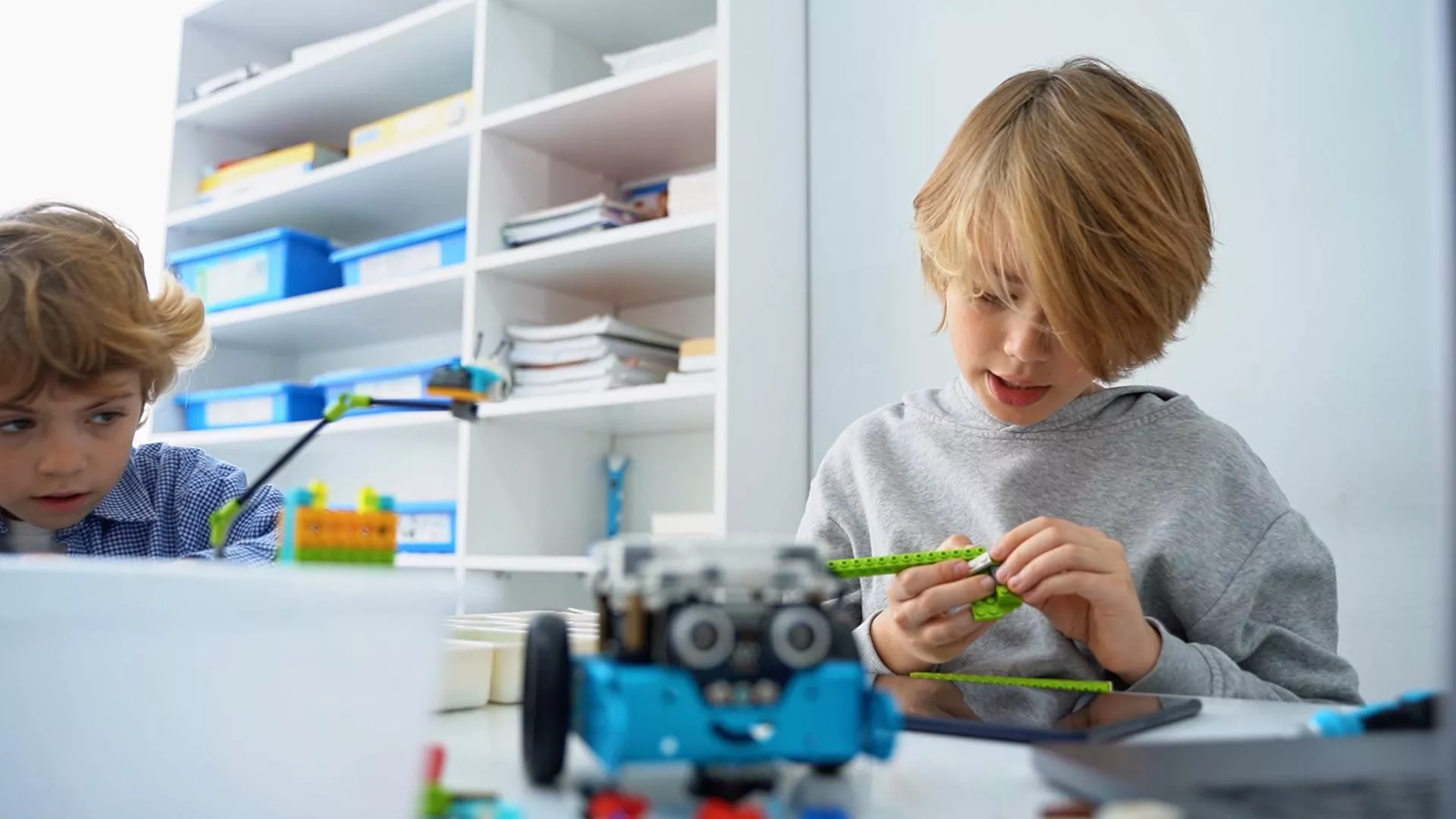 Des élèves participent à un atelier éducatif multimédia avec écrans interactifs et contenu numérique